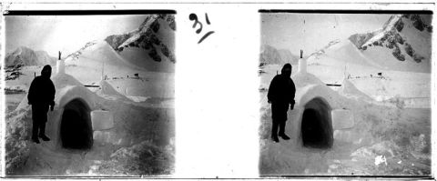 plaque de verre photographique ; Cabanes creusées dans la glace et servant de magasin pour la graisse et la viande de phoques