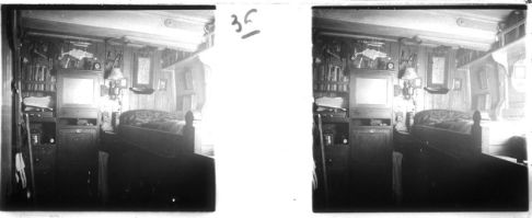plaque de verre photographique ; La cabine du Dr Charcot à bord du Français