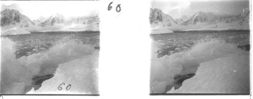 plaque de verre photographique ; Vagues déferlant sur les falaises de glace et dont les embrumes se congèlent en l’air par (-30°)
