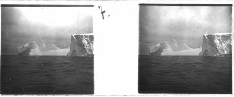 plaque de verre photographique ; Iceberg de 95 m de haut dans le chenal de Neumayer