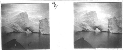 plaque de verre photographique ; Arche de 20 m de hauteur dans un iceberg de 50 m de haut environ