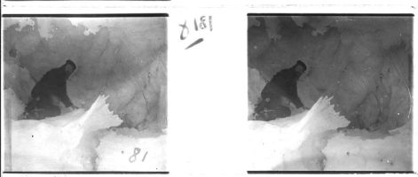 plaque de verre photographique ; Gourdon (géologue) dans la grotte de glace - sud de l’île Wandel
