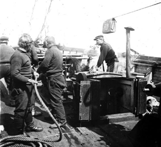 plaque de verre photographique ; L’appareillage pour quitter le port d’hivernage et continuer la campagne d’été de 1905 (26 décembre 1904)