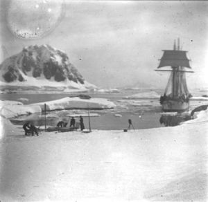 plaque de verre photographique ; Le Français arrivant à son point d’hivernage - 5 mars 1904