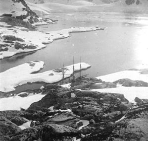 plaque de verre photographique ; Petite crique dans laquelle le Français a hiverné, vue prise des collines avoisinantes - février 1904