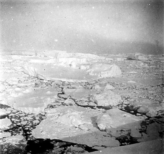 plaque de verre photographique ; Le pack-ice autour de l’Ile Wandel