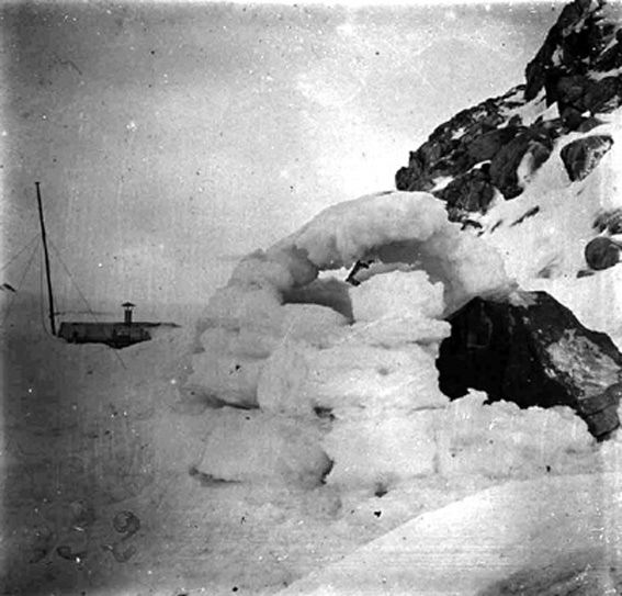plaque de verre photographique ; Une cabane de glace enlevée par un coup de vent - avril 1904
