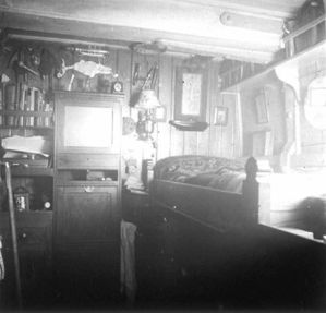 plaque de verre photographique ; La cabine du Dr Charcot à bord du Français