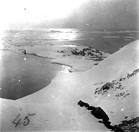 plaque de verre photographique ; La presqu’île et la petite crique dans laquelle a hiverné le français, vues des crètes avoisinantes - 1000 m d’altitude environ