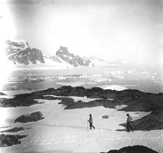 plaque de verre photographique ; Le cap Tuxen. Vue prises des îles Lund