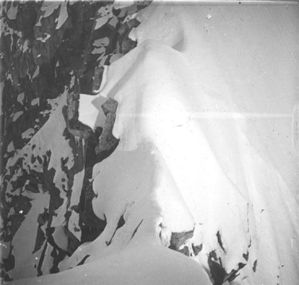 plaque de verre photographique ; Un passage difficile - pont de neige sur une crevasse