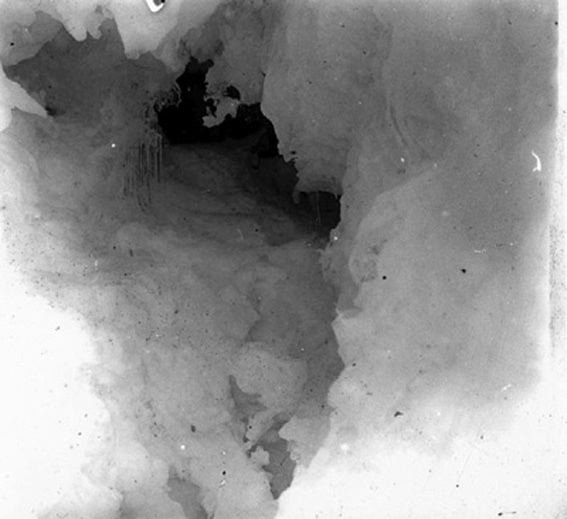 plaque de verre photographique ; Intérieur d’une grotte de glace - Sud de l’île Wandel