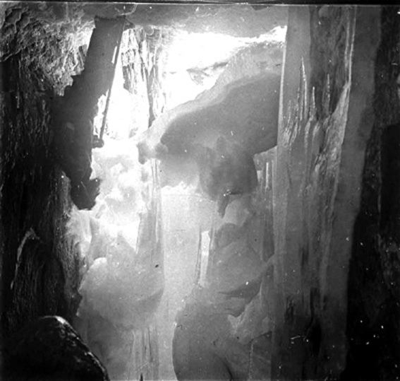 plaque de verre photographique ; Intérieur d’une grotte de glace - Sud de l’île Wandel