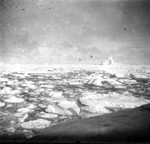 plaque de verre photographique ; Le Pack-ice au large de la terre de Graham - 22 février 1904 vue prise à l’avant du Français quelques heures avant qu’il ne soit arrêté par la banquise