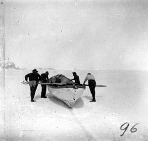 plaque de verre photographique ; Le raid continue en poussant la baleinière sur la glace ; et pendant 22 jours on a marché pour aller relever les cotés de la Terre Emile Loubet