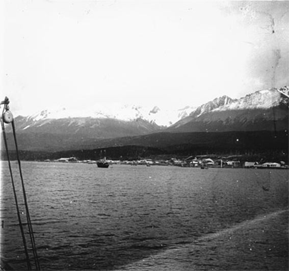 plaque de verre photographique ; Ushuaïa - Terre de Feu, Port d'où est parti le Français le 7 janvier 1904