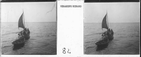 plaque de verre photographique ; Chaloupe s’éloignant sous voile avec un canot en remorque