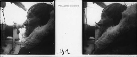 plaque de verre photographique ; Chasseur âgé, profil gauche, capuche abaissée