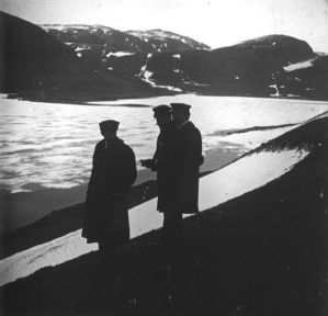 plaque de verre photographique ; Trois hommes dont C. Bénard qui semblent conserver sur les bords d’un lac partiellement gelé