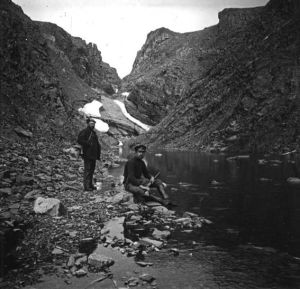plaque de verre photographique ; Deux hommes armés de fusil de chasse, arrêtés près d’un lac