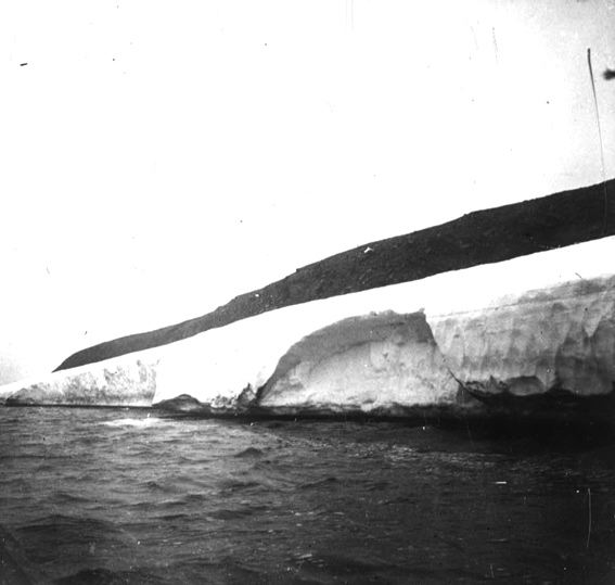 plaque de verre photographique ; Cordon glaciaire suspendu dans le vide