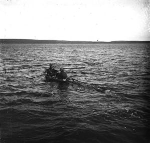 plaque de verre photographique ; Petit canot dans lequel on distingue deux chasseurs samoyèdes