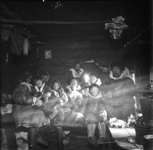 plaque de verre photographique ; Famille samoyède dans une habitation en bois