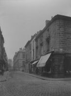 tirage photographique ; La rue Elie Gintrac : - Premier plan à droite, bâtiments expropriés.