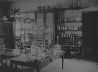 tirage photographique ; Laboratoire de pharmacie du Professeur Figuier, salle des instruments.