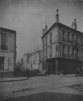 tirage photographique ; Rue Henri IV, avec l'extrémité des bâtiments Saint-Raphaël dans le fond.