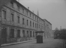 tirage photographique ; La façade de la cour Saint-Raphaël.