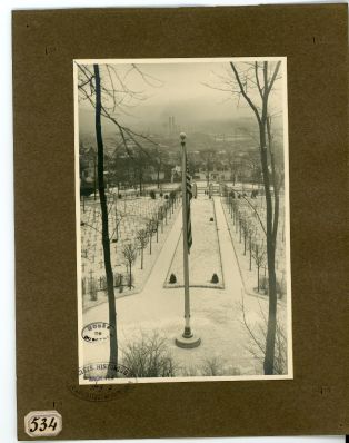 Cimetière américain - Entrée du cimetière et mat avec drapeau