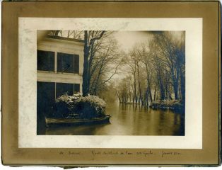 Inondations de suresnes - Route du bord de l'eau, côté gauche - janvier 1910