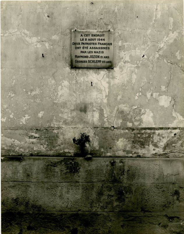 Plaque commémorative au 11, rue du Pont, à la mémoire de deux otages fusillés le 4 août 1944