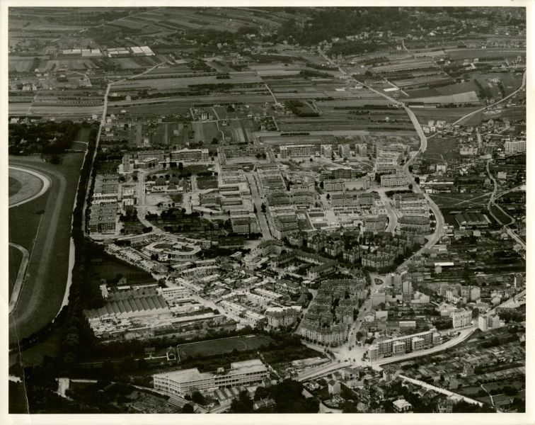 Vue aérienne de la cité-jardins en cours de construction (Titre fictif)