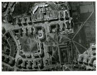 Vue aérienne de la construction de la cité-jardins (Titre...