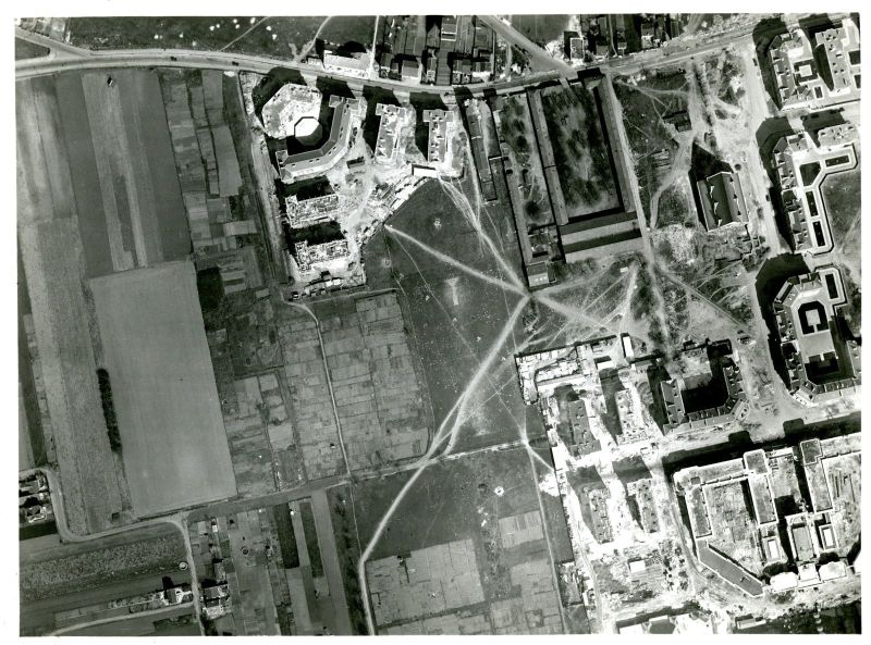 Vue aérienne de la construction de la cité-jardins (Titre fictif)