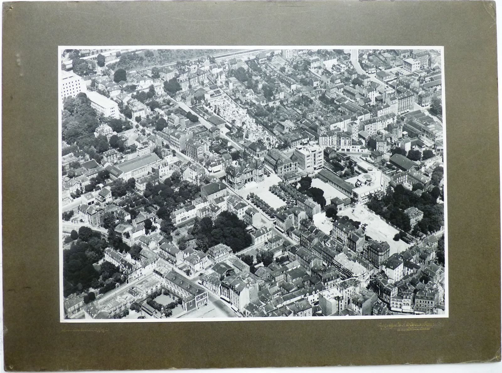 Vue aérienne du centre-ville de Suresnes