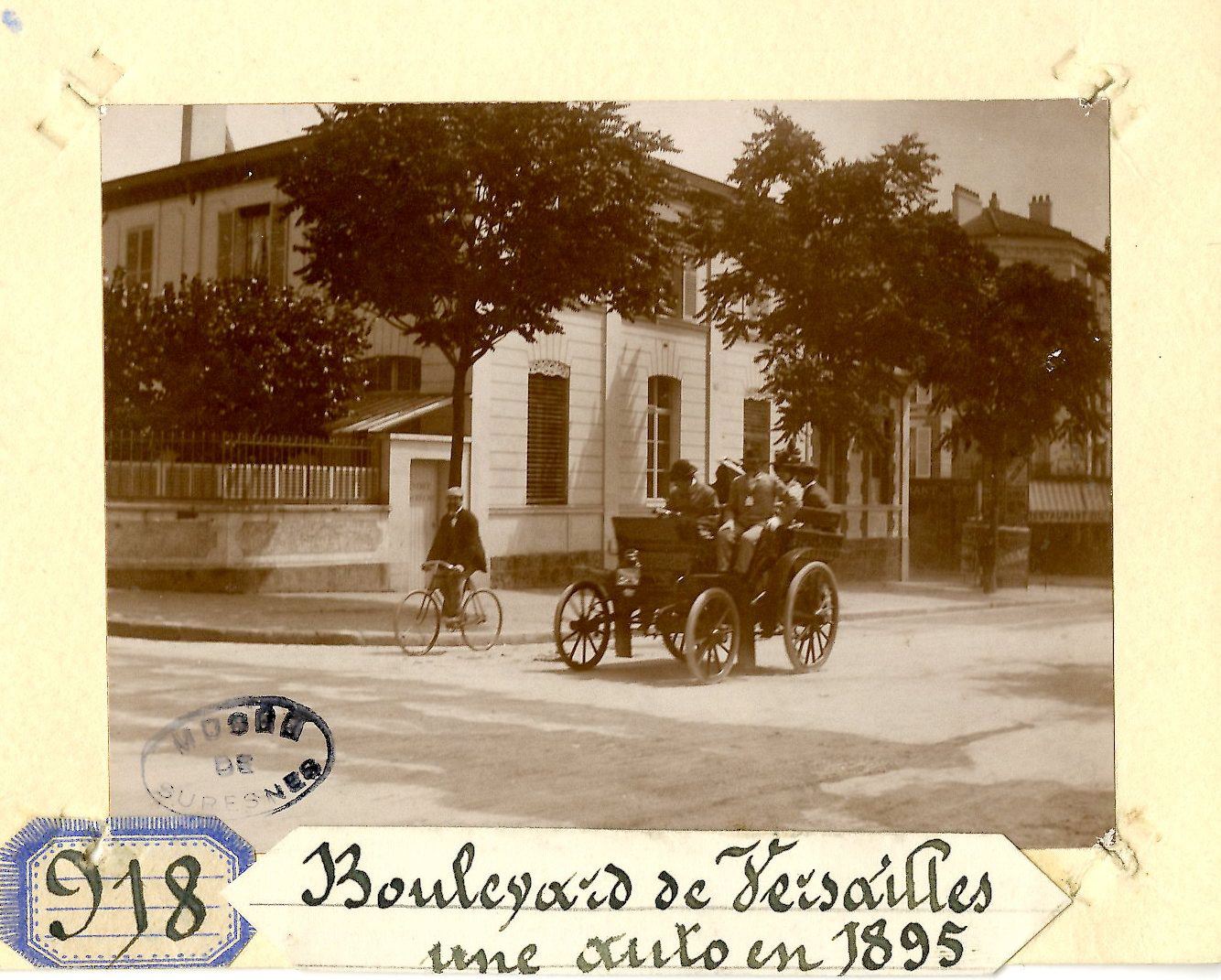Boulevard de Versailles - une auto en 1895