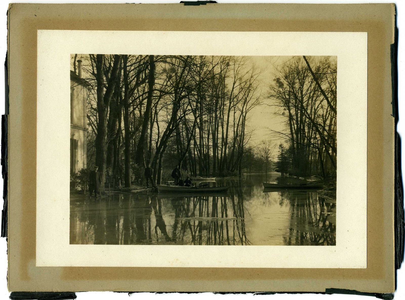 Inondations 1910 - Porte de Suresnes, bureau des tramways