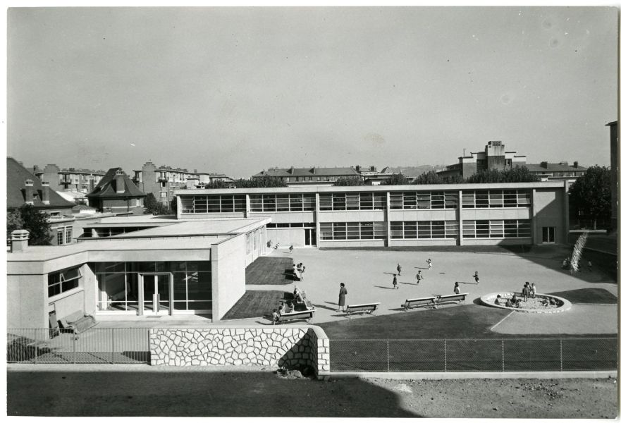 Vue d'ensemble de l'école Wilson : bâtiments et cour