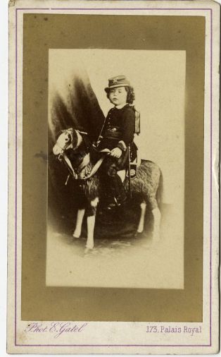 Madame Ch. Bazin enfant sur un poney