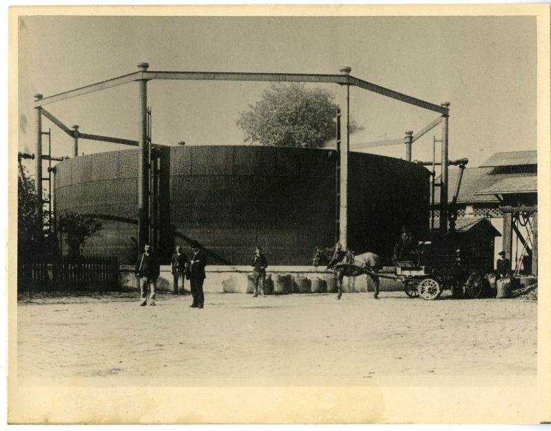 La première usine à gaz, construite en 1844, sur le quai, à la limite Suresnes - St-Cloud