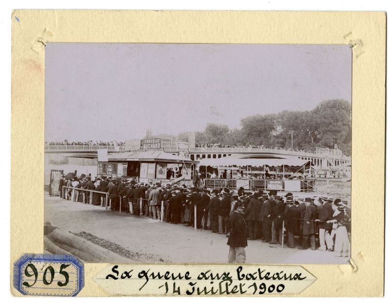 La queue aux bateaux parisiens, le 14 juillet 1900