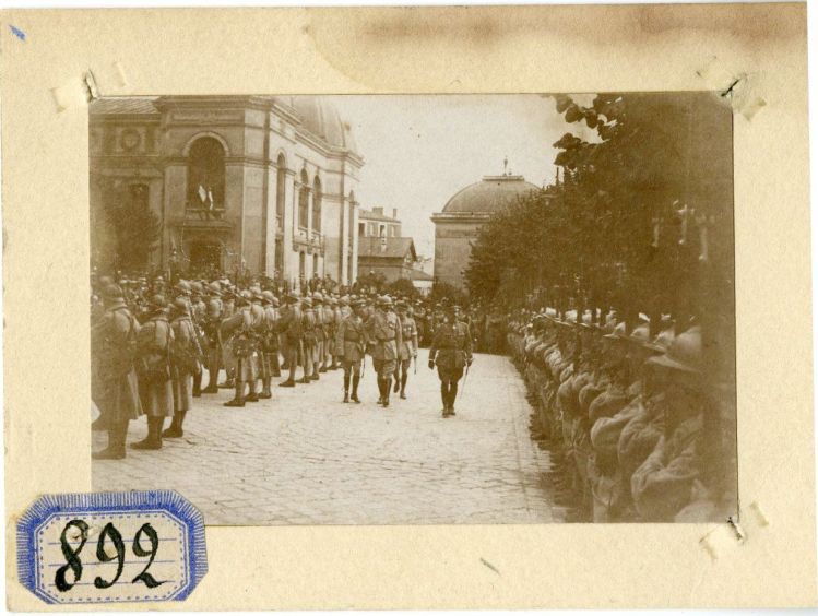 Revue des troupes de la grande guerre, place de la mairie...