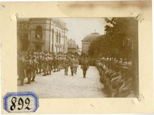 Revue des troupes de la grande guerre, place de la mairie en 1919