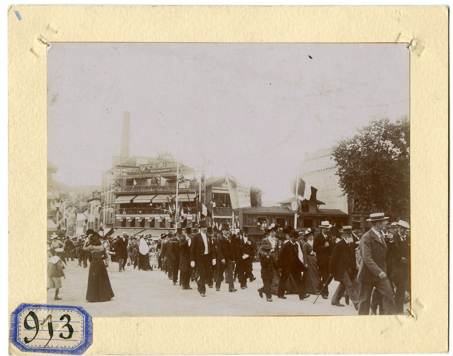 Sur le nouveau pont pendant les discours en 1901
