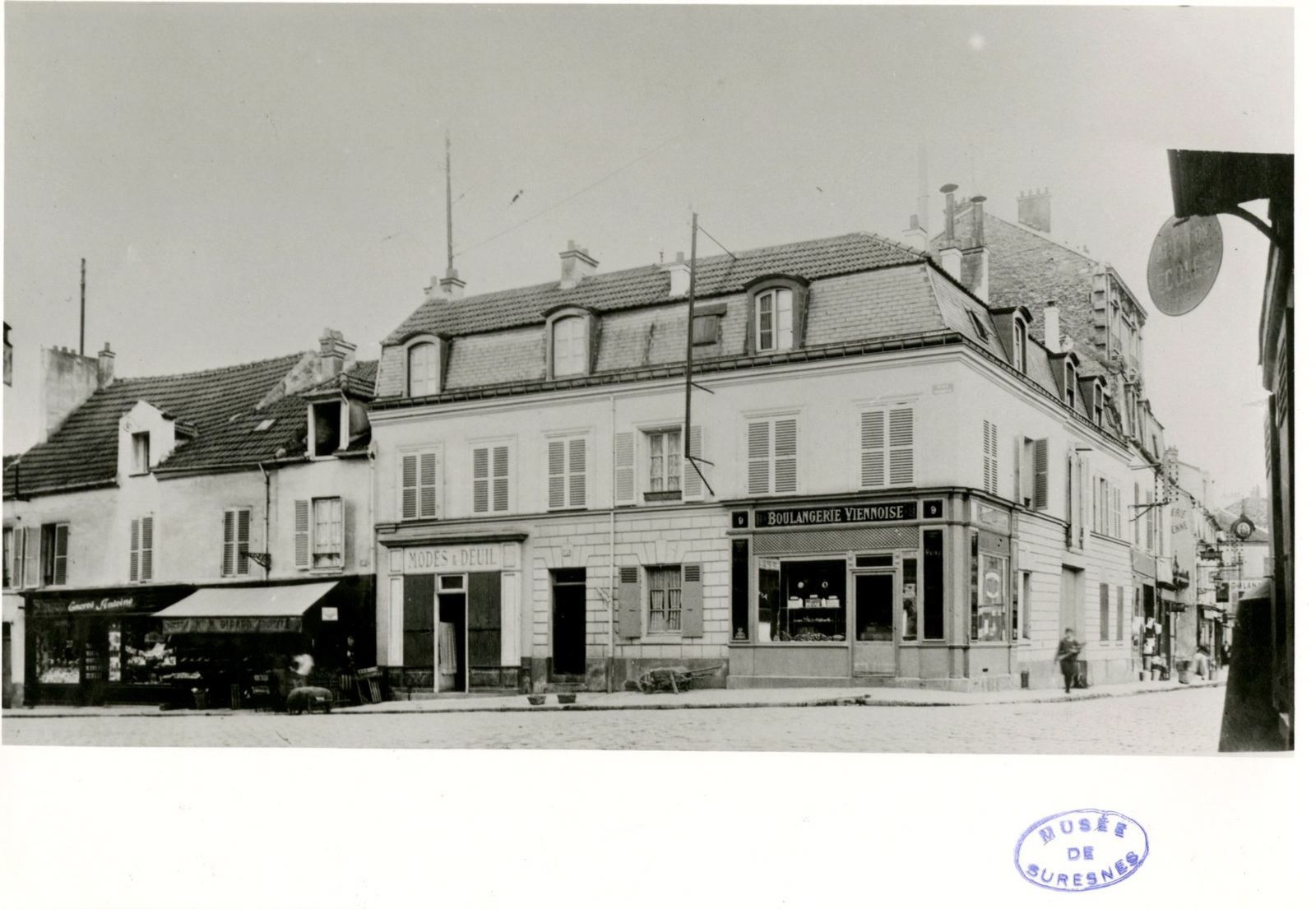 Le coin de la rue du Moutier (Emile Zola) et de la place d'Armes (gal Leclerc), boulangerie Mozin, vers 1925