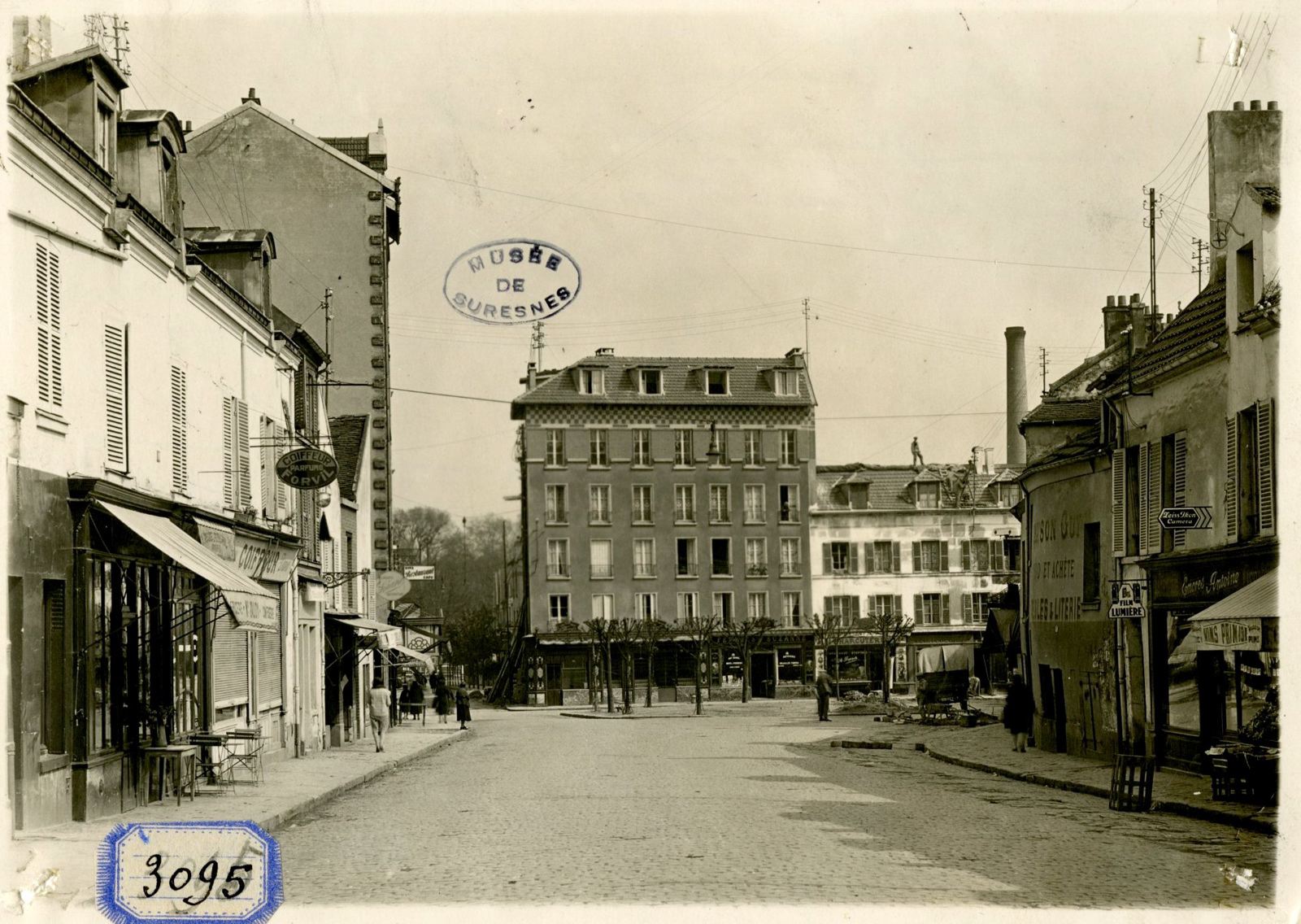Place Trarieux en 1931, ancienne place d'Armes prolongée jusqu'à la rue des Bourets, au fond le bois de Boulogne