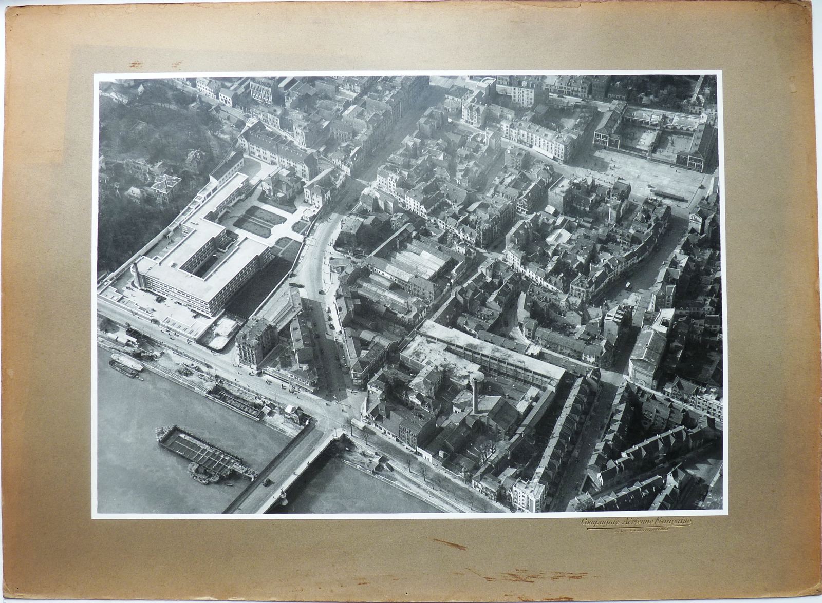 Vue aérienne de l'ancien quartier Saint Leufroy et des usines Coty